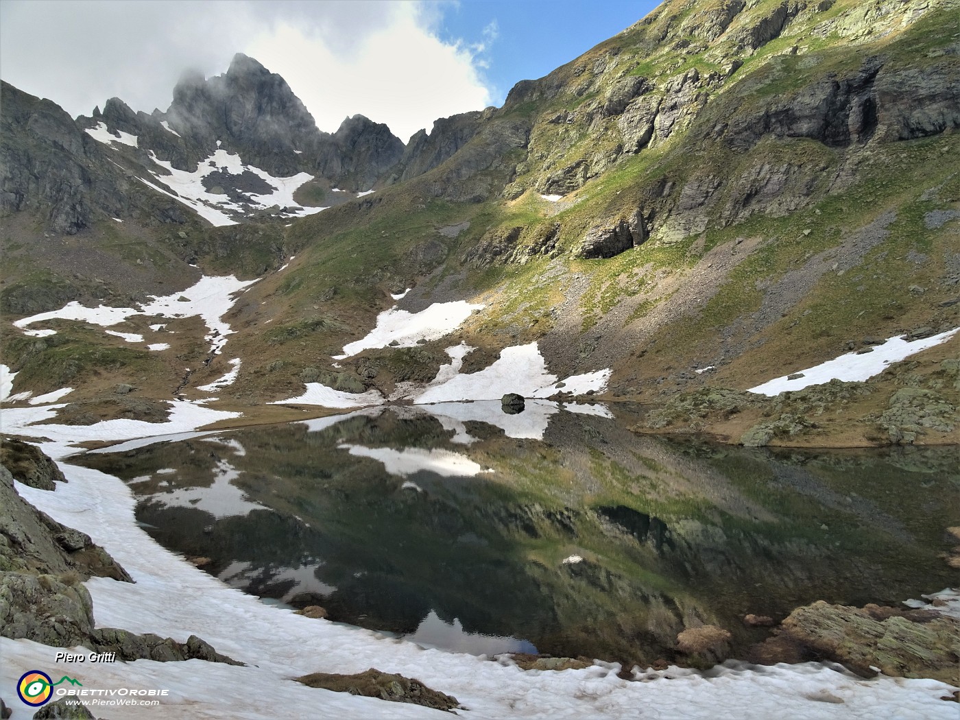 44 Il laghetto superiore di Ponteranica liberatosi con neve solo ai bordi.....JPG